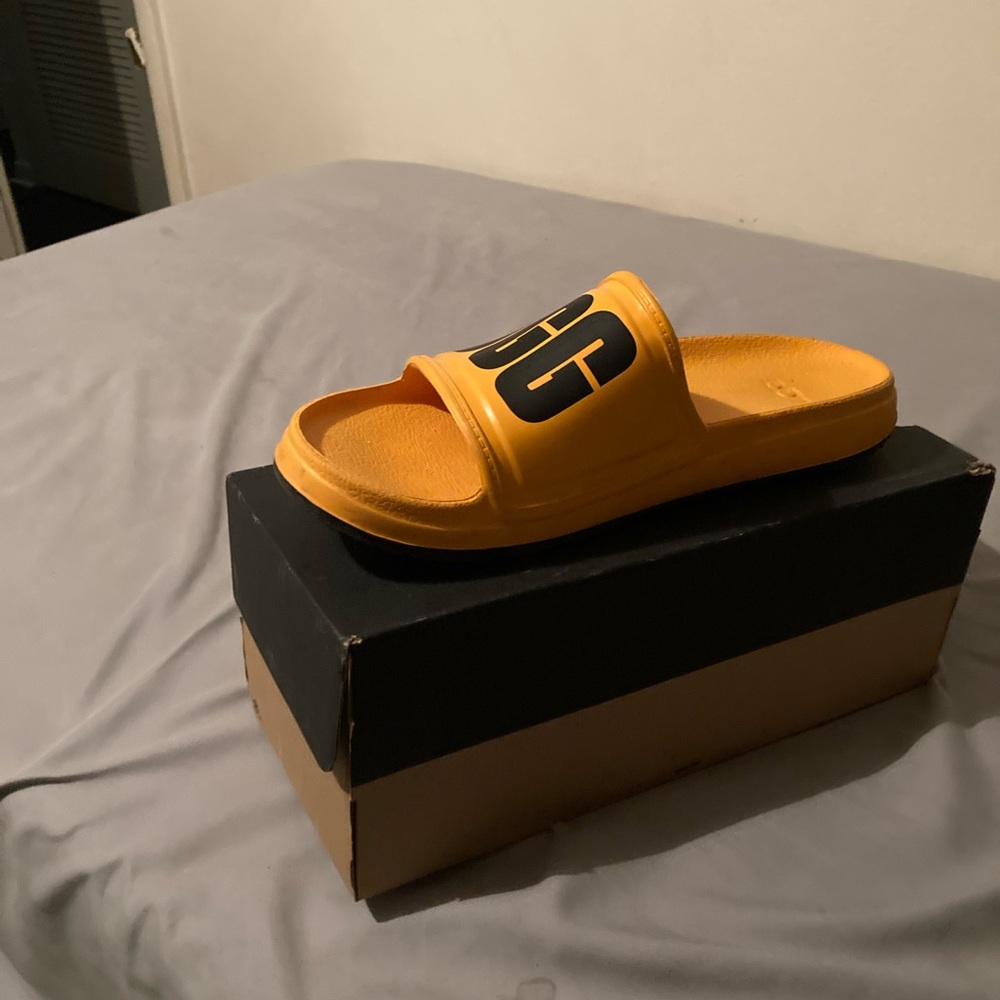 these are my ugg Wilcox slide never been worn but 1 time good for the summer.